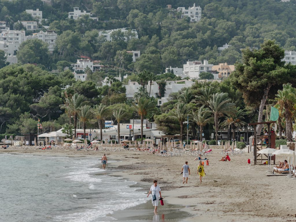 ibiza with kids - our 6 favorite family friendly beaches in santa eularia smoke free beach